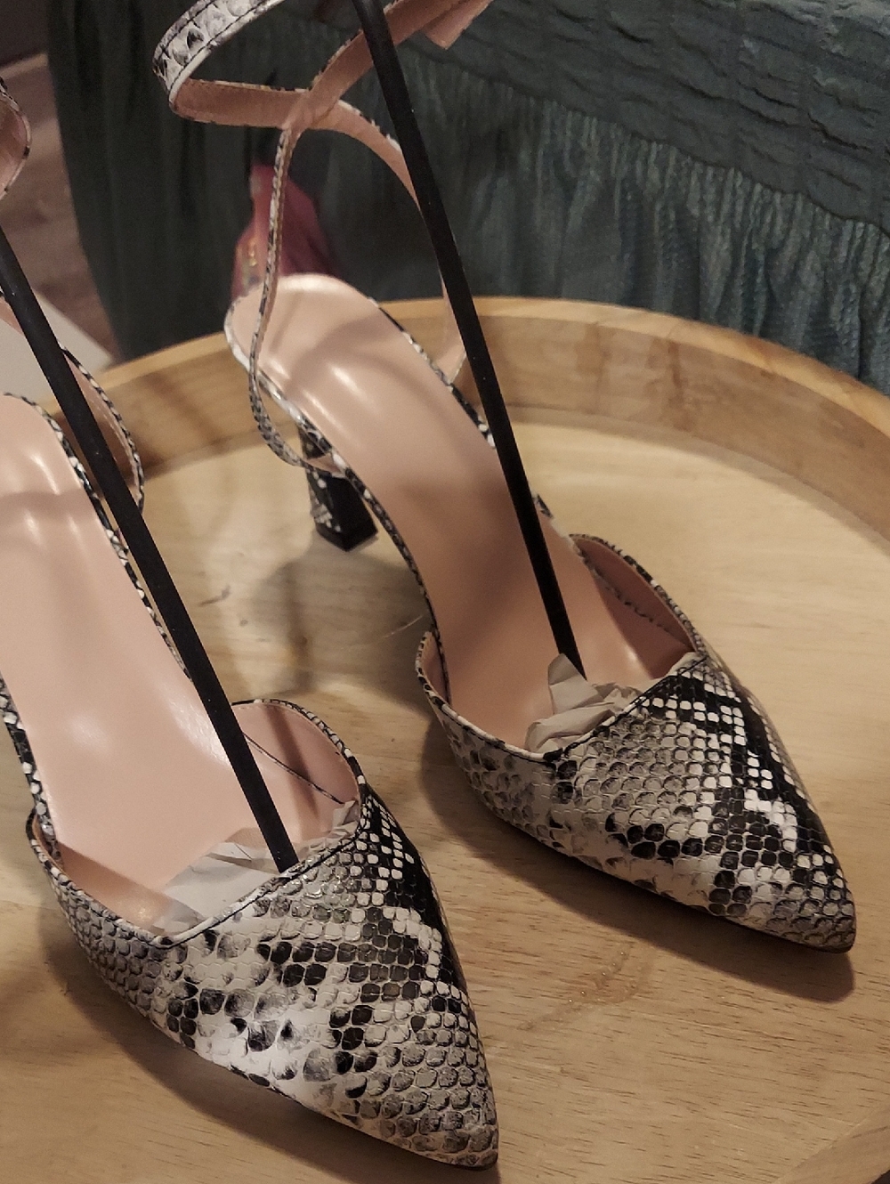 Pointed Toe Snake-Print Heels in Black and White Sz 10